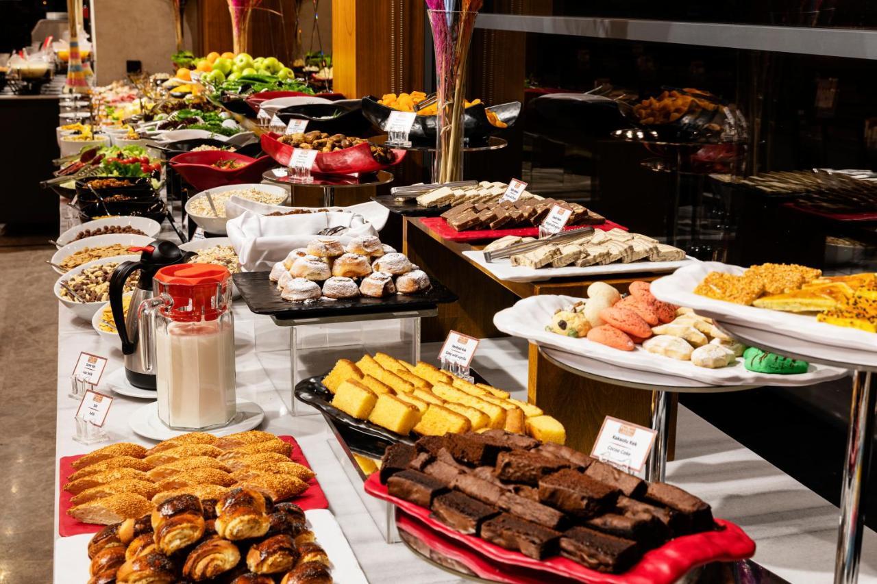 Demiray Hotel Old City Istanbul Exteriör bild A dessert buffet