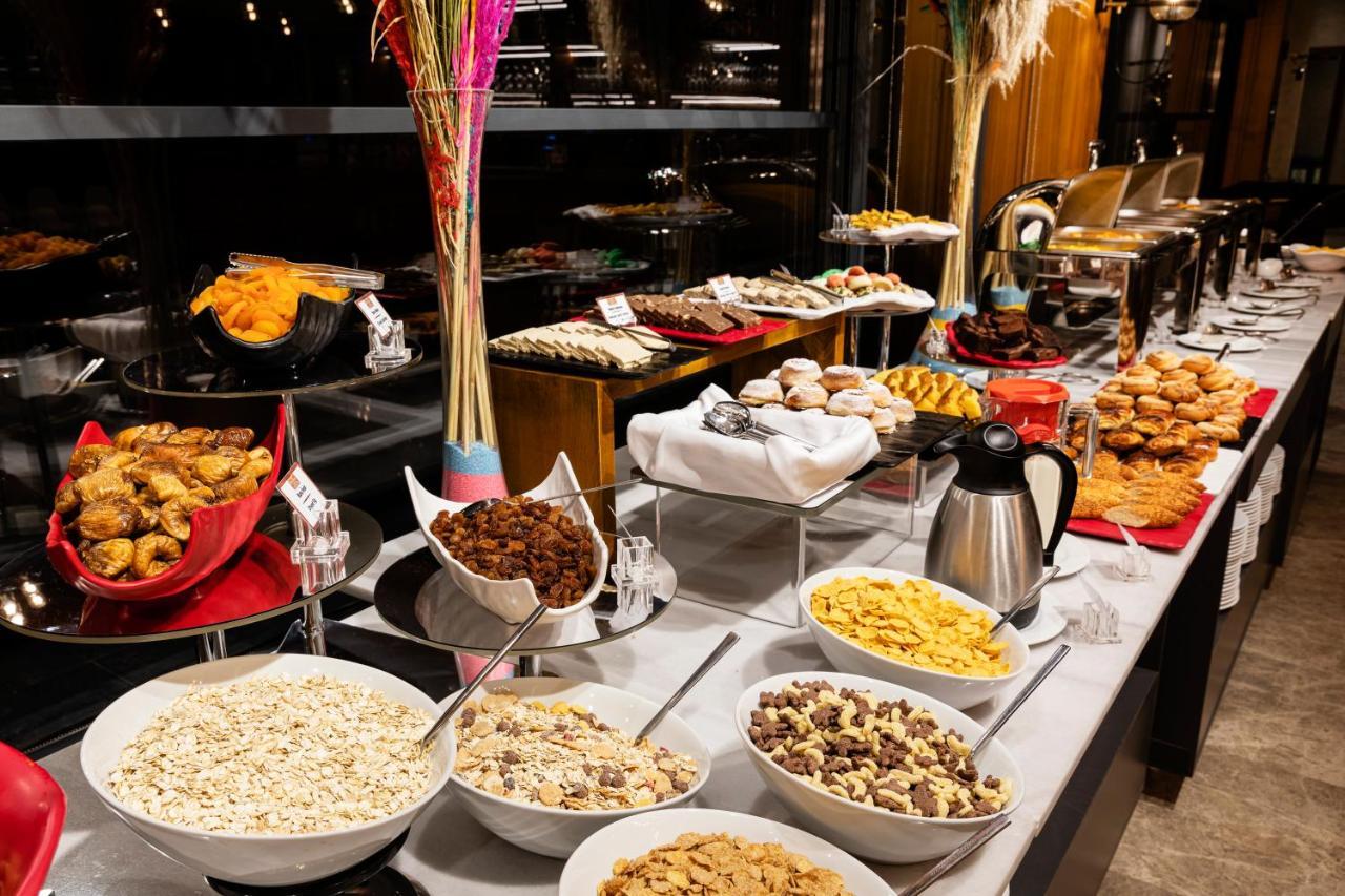 Demiray Hotel Old City Istanbul Exteriör bild A buffet at a hotel